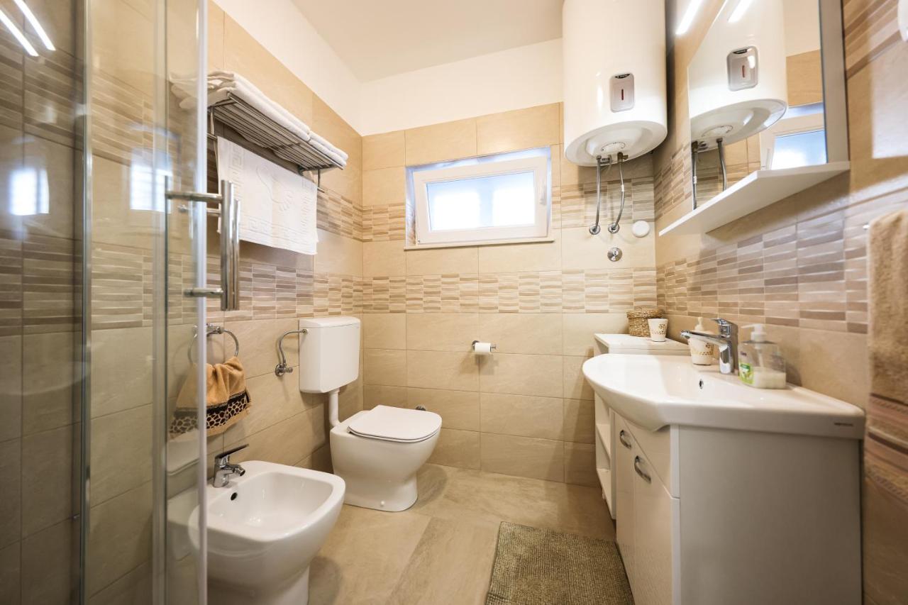 Apartment Puntamika Villa De Rosa - Ground Floor Zára Kültér fotó