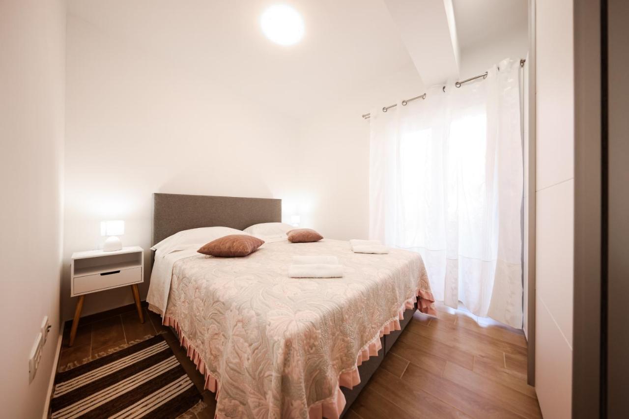 Apartment Puntamika Villa De Rosa - Ground Floor Zára Kültér fotó