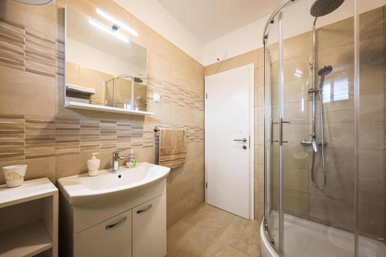 Apartment Puntamika Villa De Rosa - Ground Floor Zára Kültér fotó