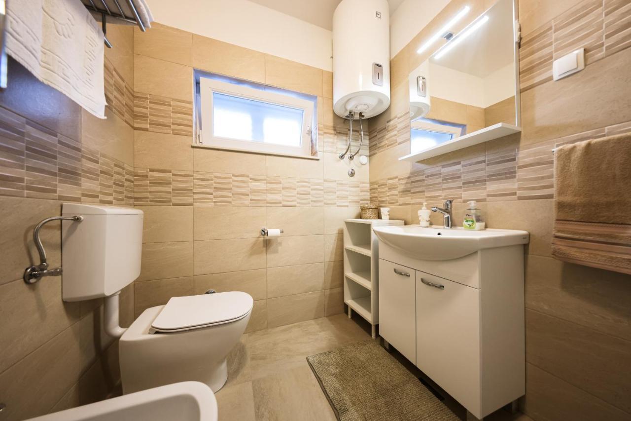 Apartment Puntamika Villa De Rosa - Ground Floor Zára Kültér fotó
