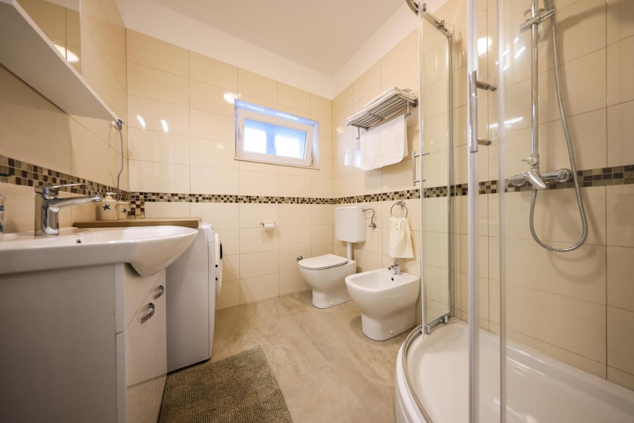 Apartment Puntamika Villa De Rosa - Ground Floor Zára Kültér fotó