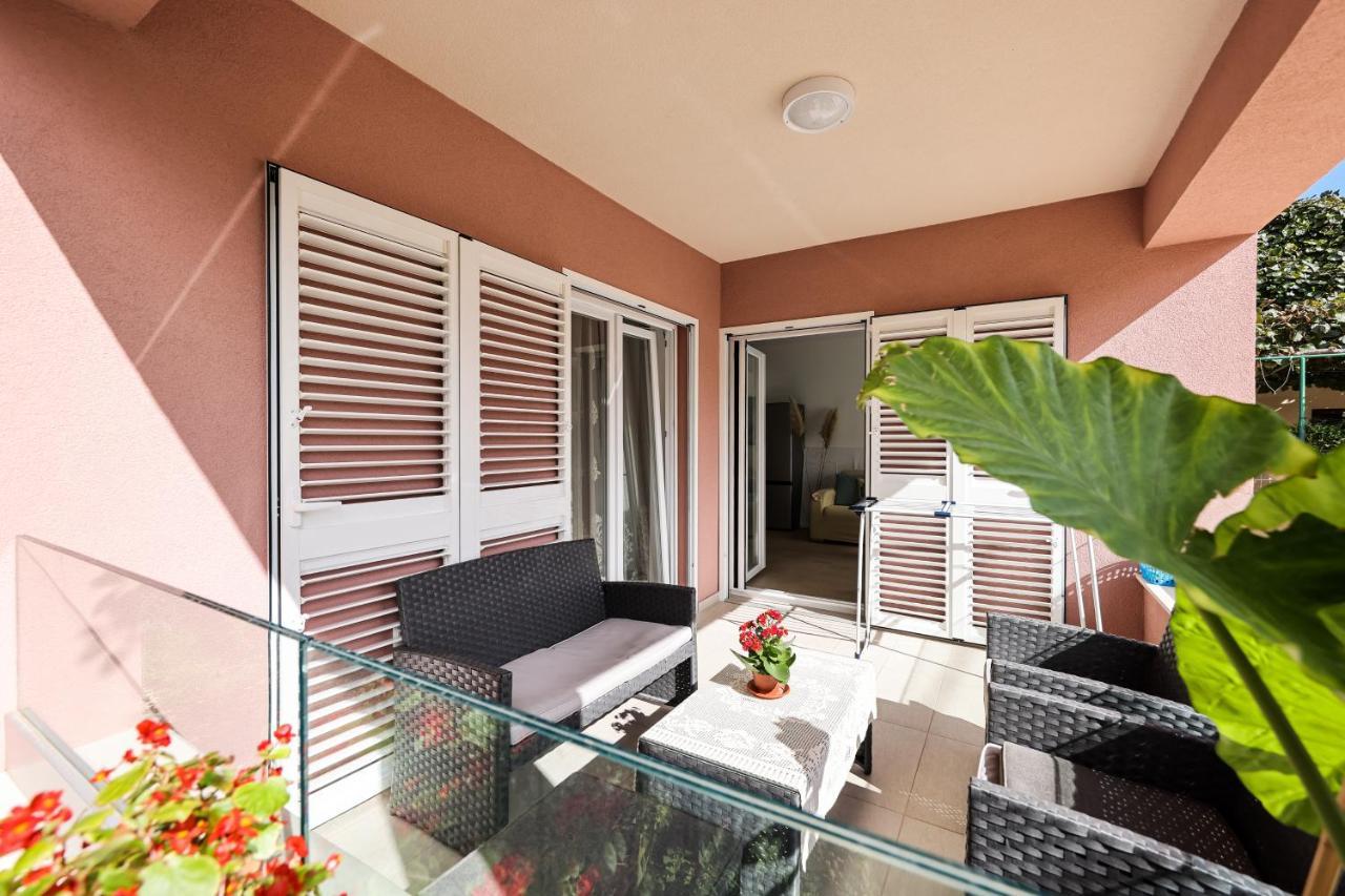 Apartment Puntamika Villa De Rosa - Ground Floor Zára Kültér fotó