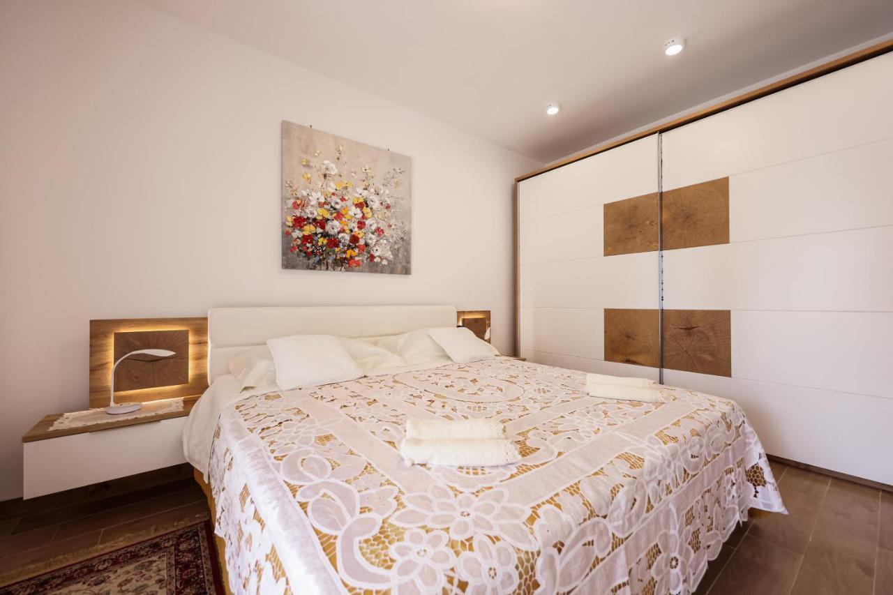 Apartment Puntamika Villa De Rosa - Ground Floor Zára Kültér fotó